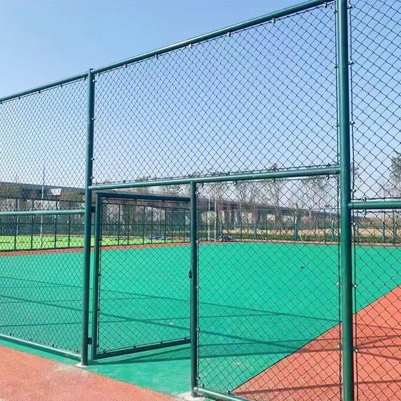 Pagar stadium dipasang